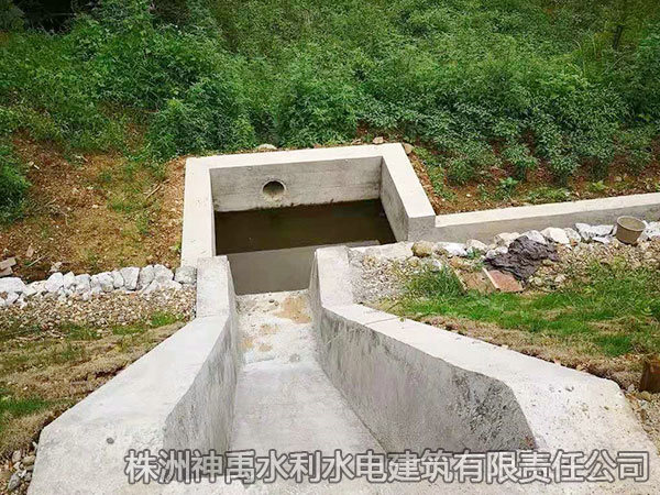 山塘被覆溢洪道、消力池圖